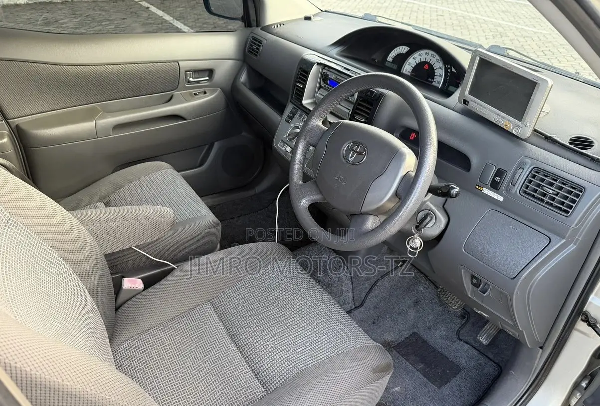 Toyota Raum 2005 Silver