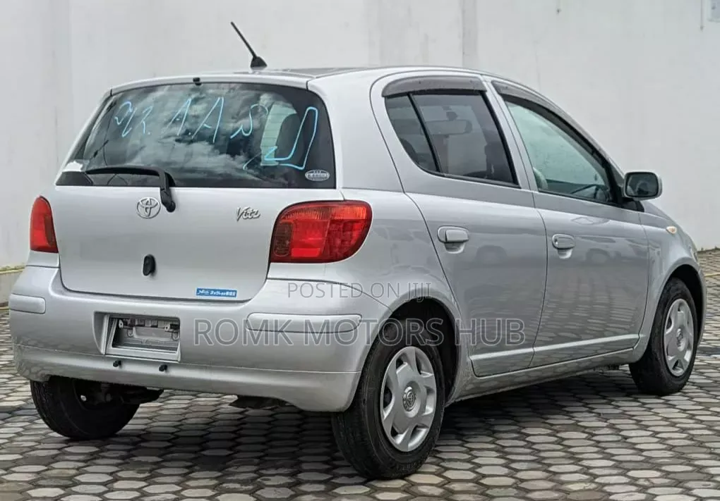 Toyota Vitz 2002 Silver