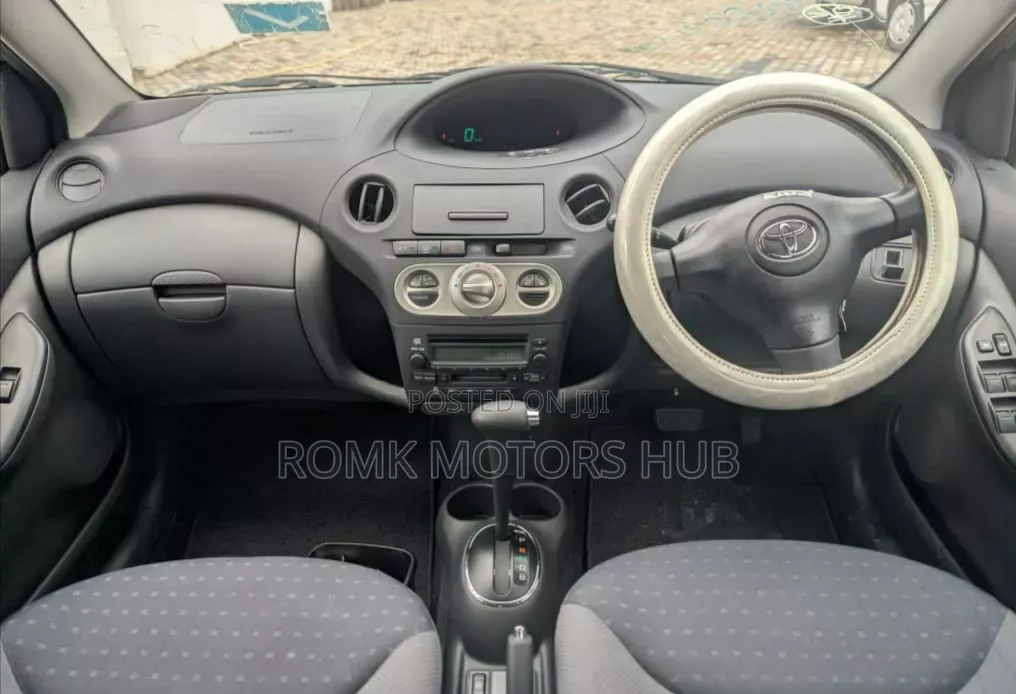 Toyota Vitz 2002 Silver