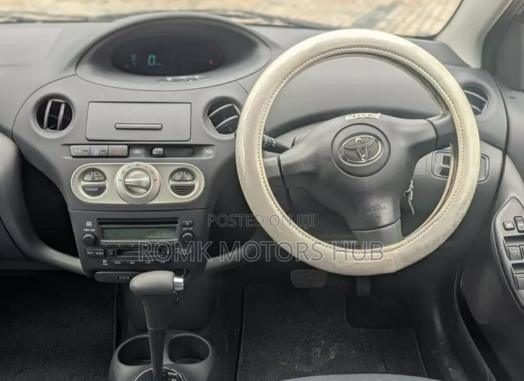 Toyota Vitz 2002 Silver