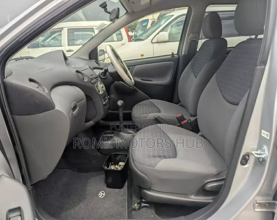 Toyota Vitz 2002 Silver
