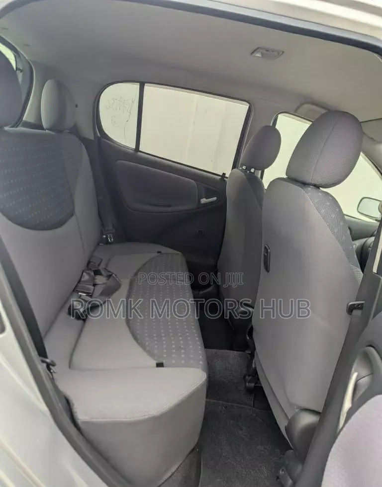 Toyota Vitz 2002 Silver