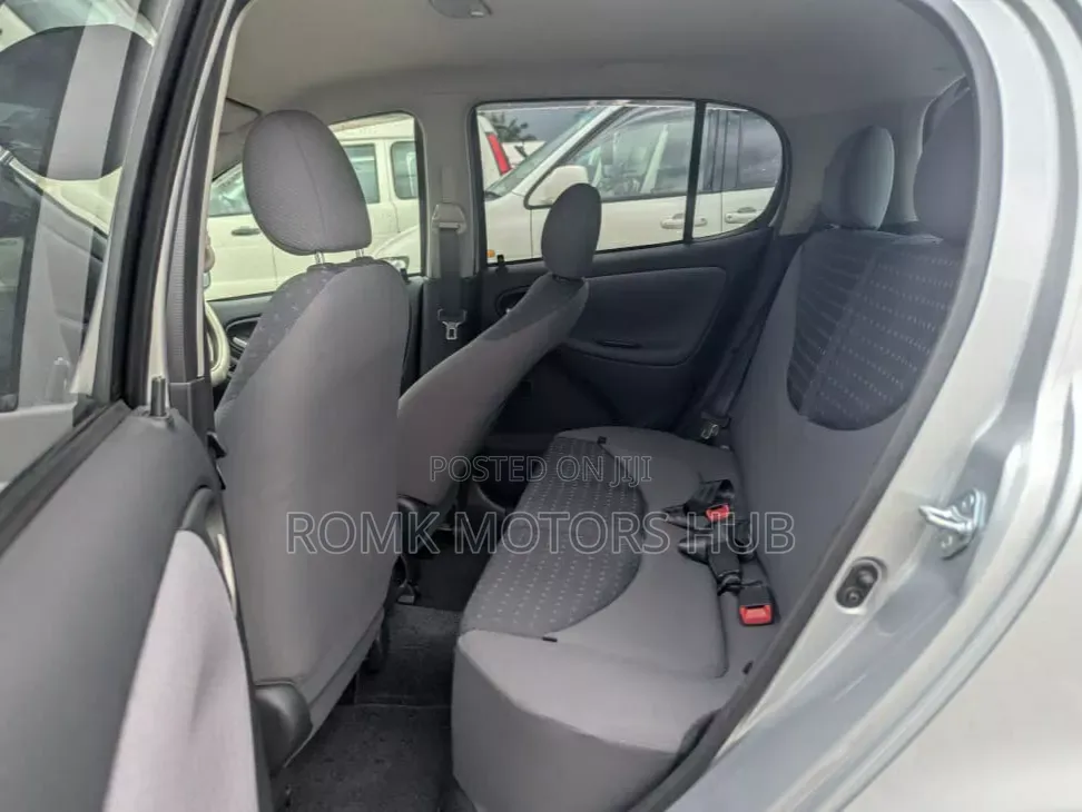 Toyota Vitz 2002 Silver