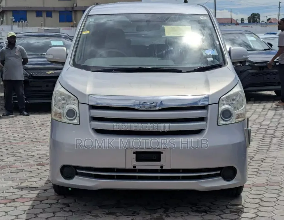 Toyota Noah 2009 Silver