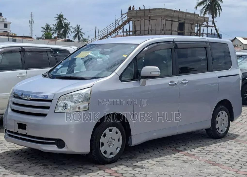 Toyota Noah 2009 Silver