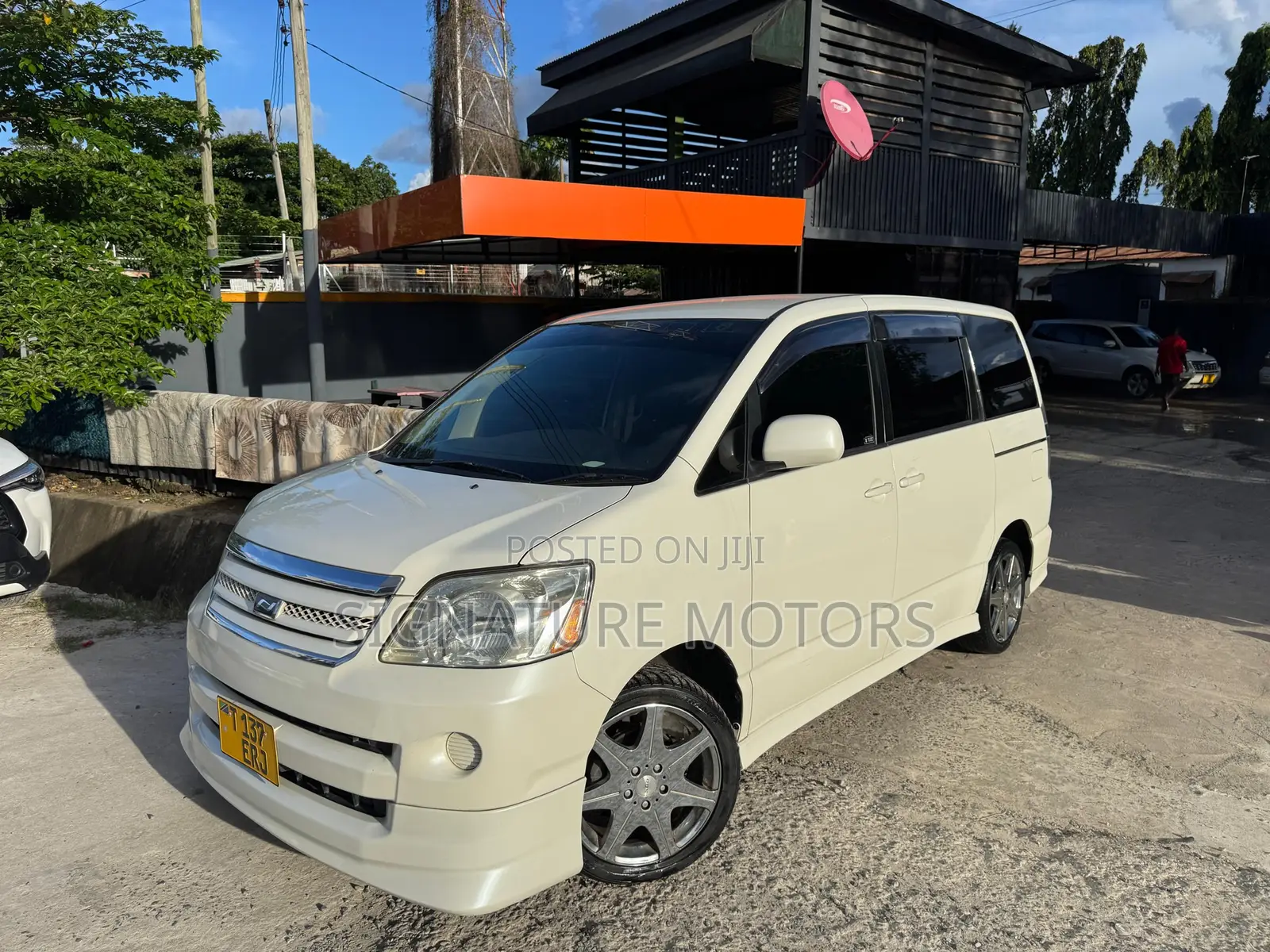 Toyota Noah 2.0 AWD (8 Seater) 2005 White