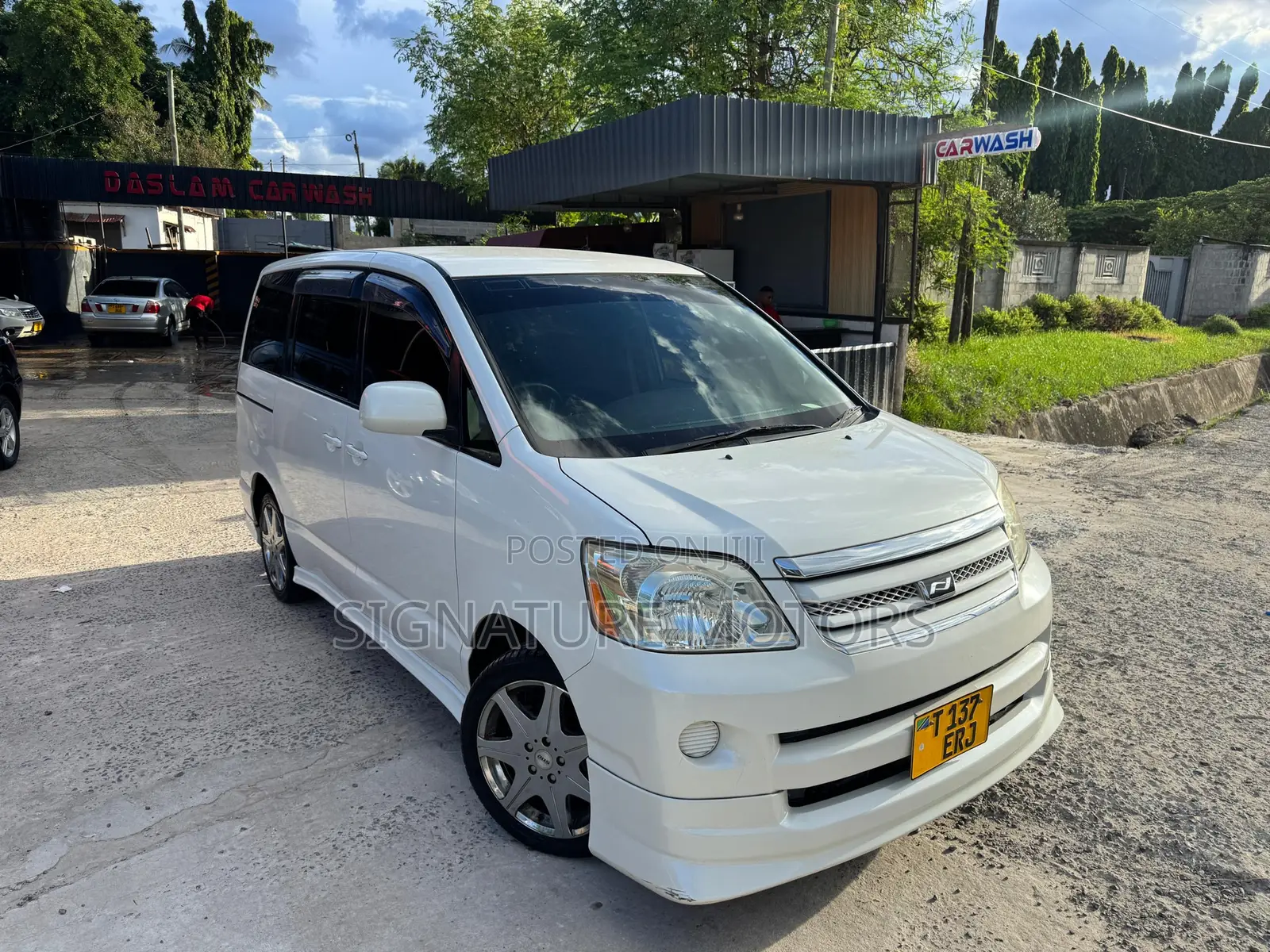 Toyota Noah 2.0 AWD (8 Seater) 2005 White
