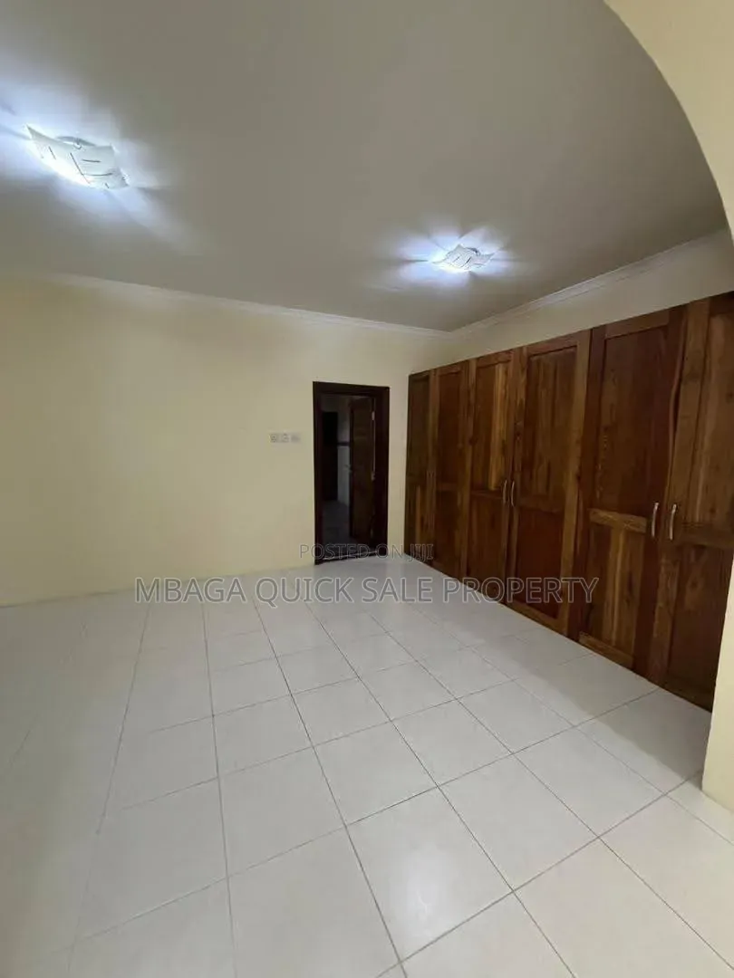 5bdrm House in Ada Estate for rent
