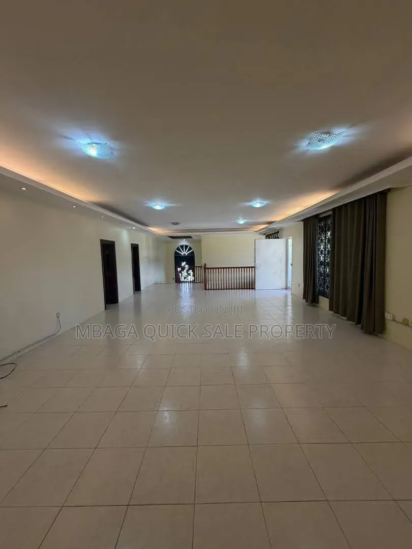 5bdrm House in Ada Estate for rent