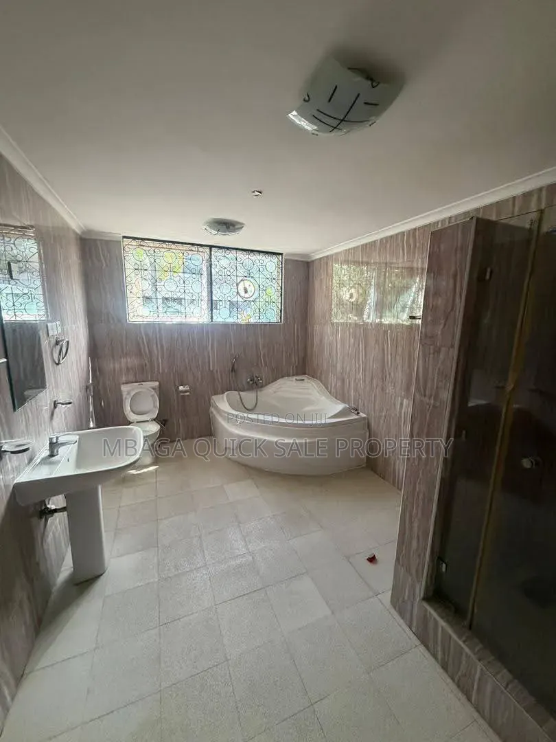 5bdrm House in Ada Estate for rent