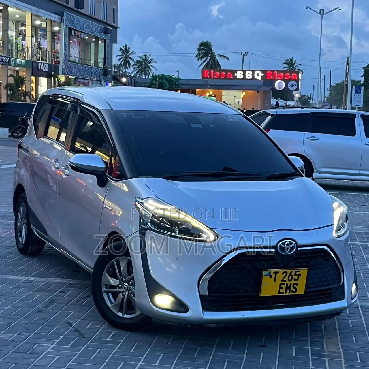 Toyota Sienta 2017 Silver