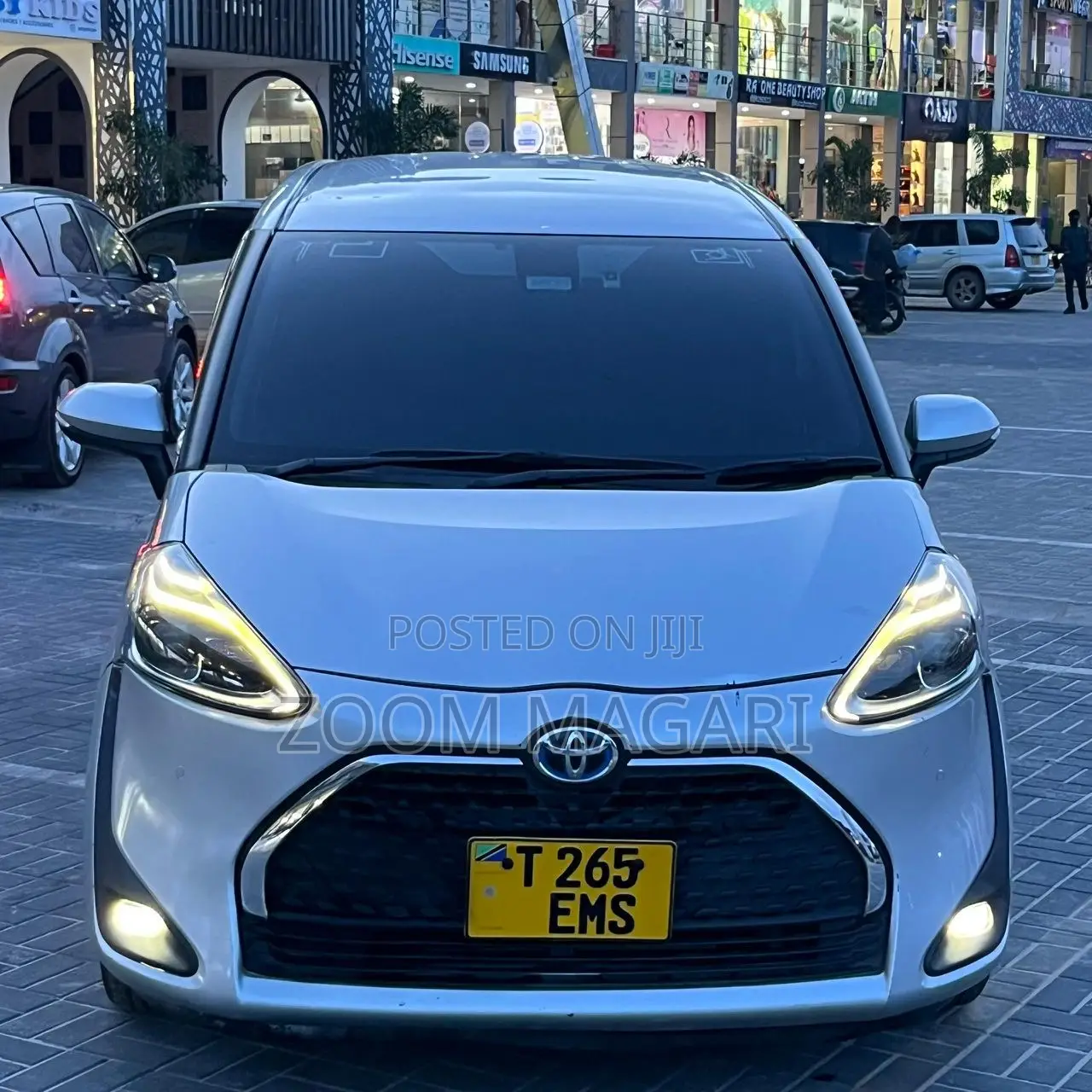 Toyota Sienta 2017 Silver