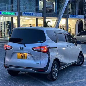Toyota Sienta 2017 Silver