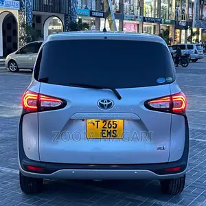 Toyota Sienta 2017 Silver