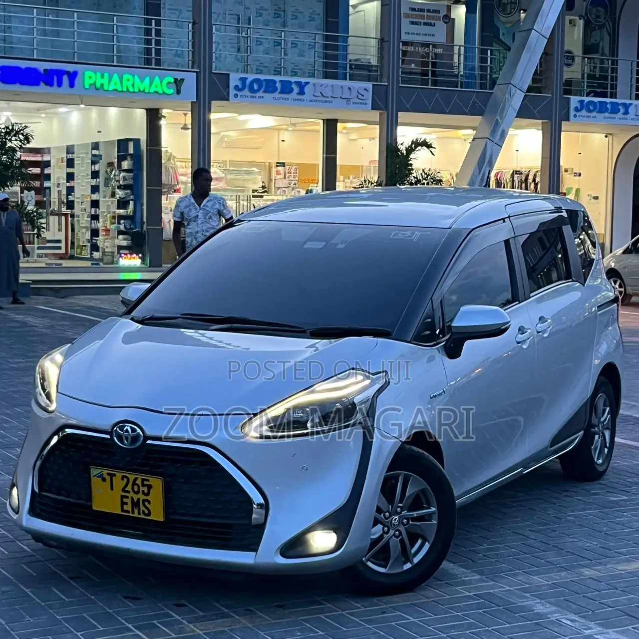 Toyota Sienta 2017 Silver