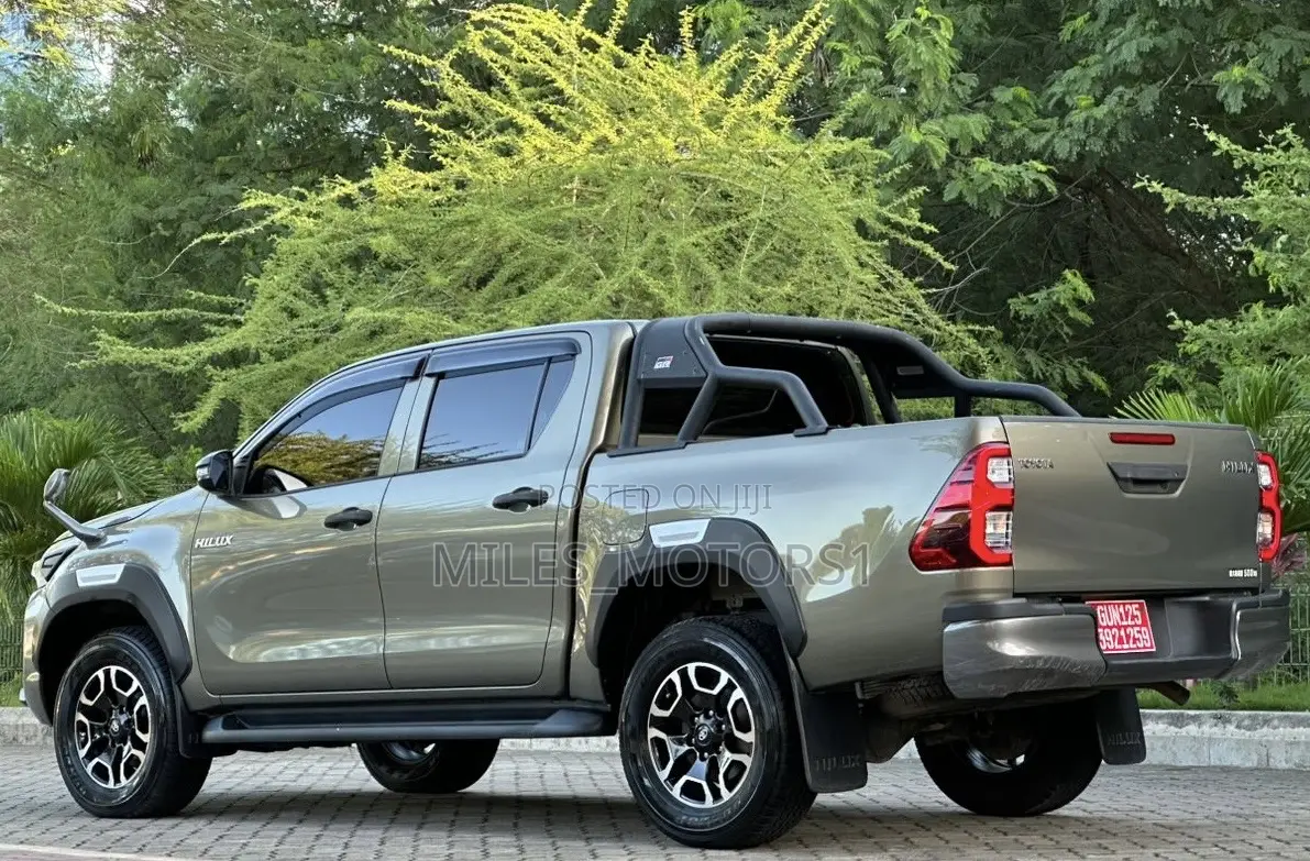 Toyota Hilux 2021 Brown