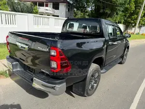 Toyota Hilux 2022 Black