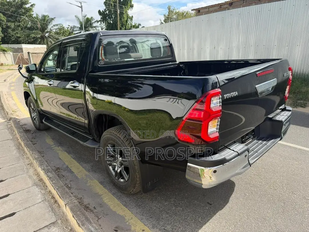 Toyota Hilux 2022 Black