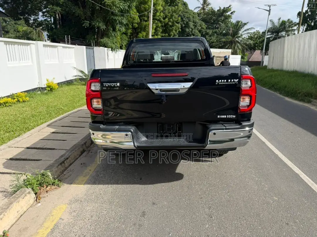 Toyota Hilux 2022 Black