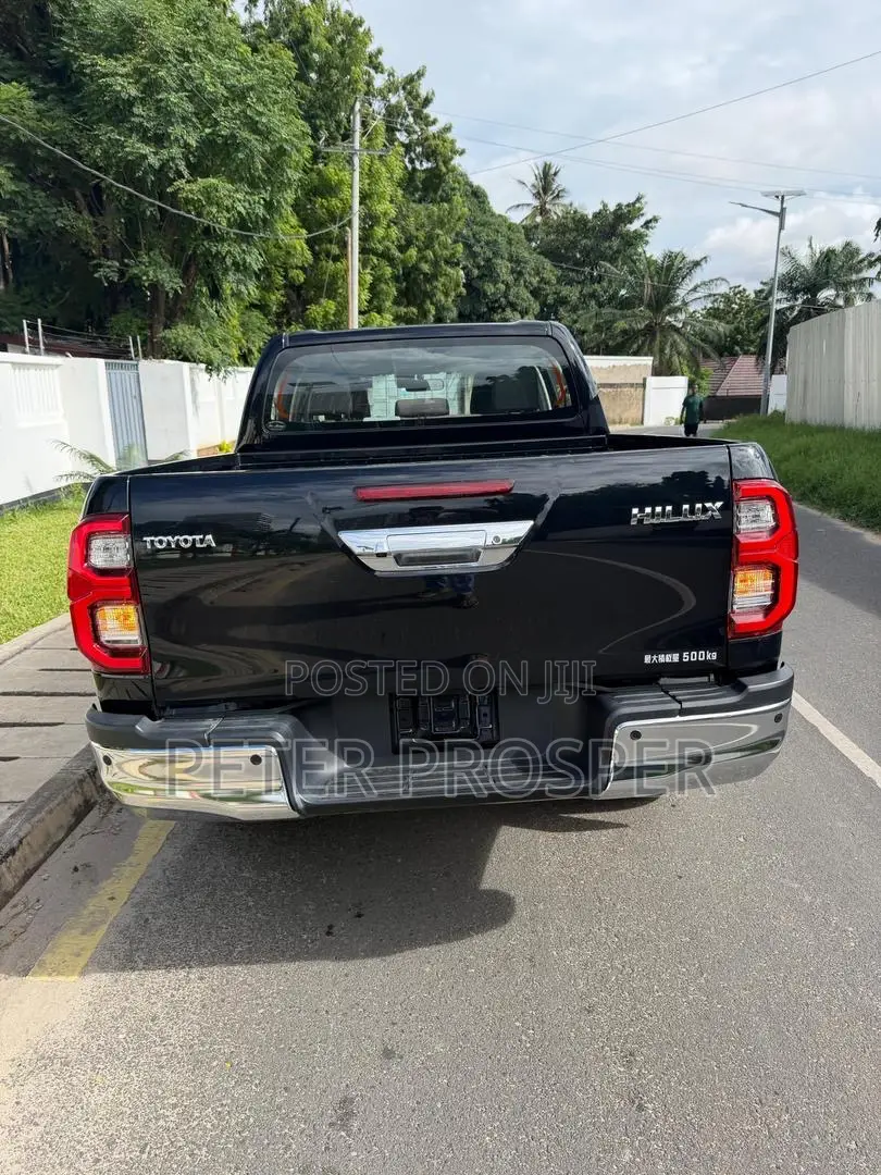 Toyota Hilux 2022 Black