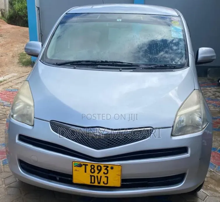 Toyota Ractis 2011 Silver