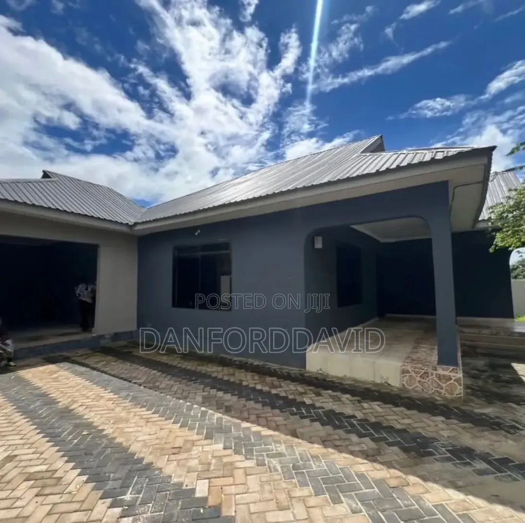 3bdrm House in Kahwa Real Estate, Bunju for sale