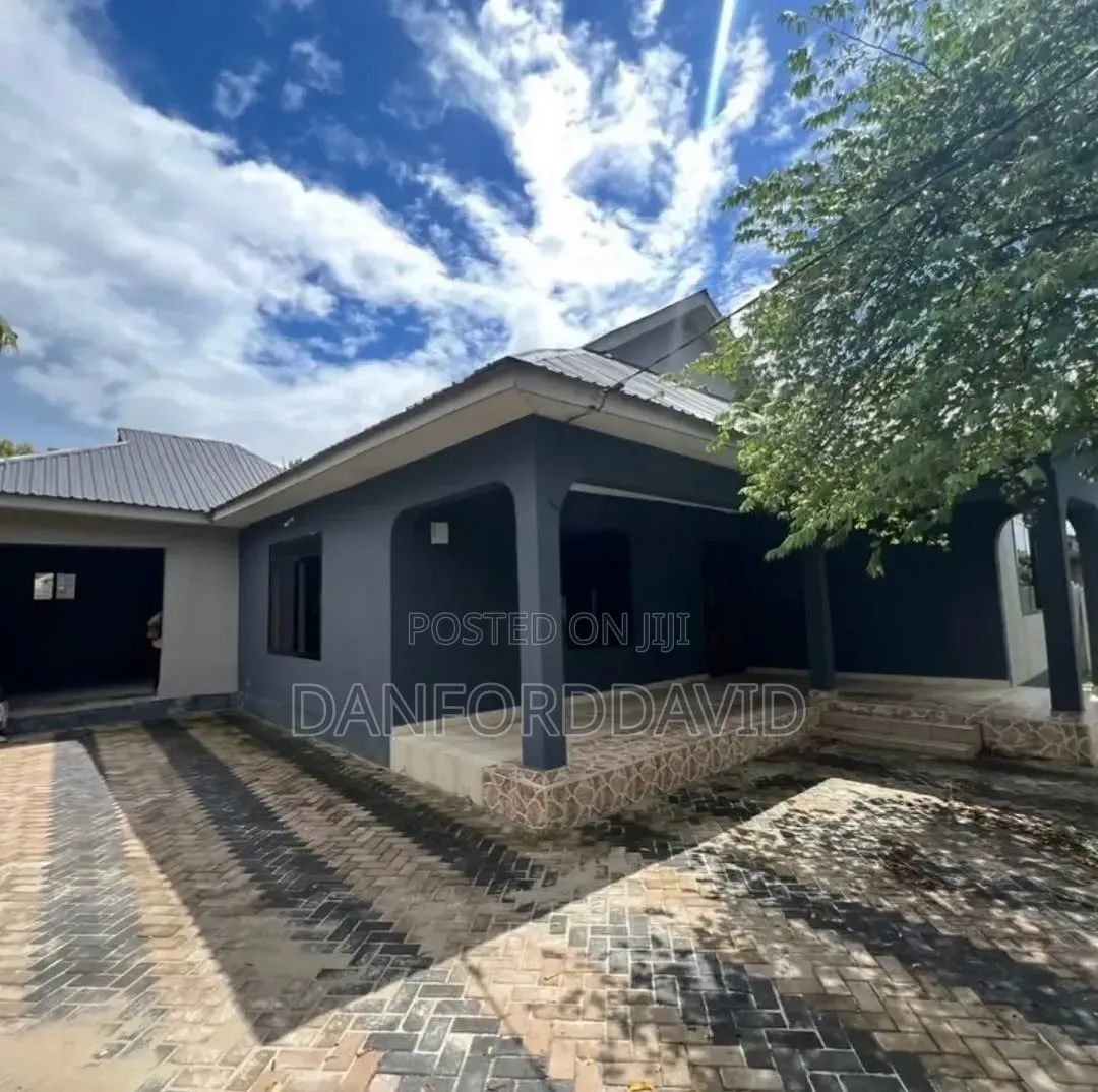 3bdrm House in Kahwa Real Estate, Bunju for sale