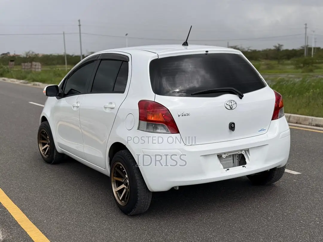 Toyota Vitz 2010 White