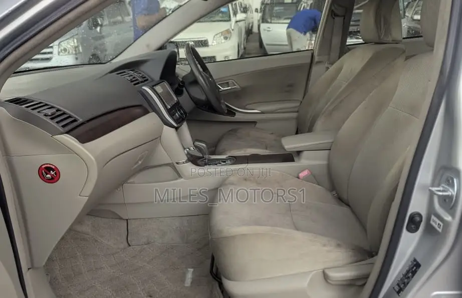 Toyota Premio 2012 Silver