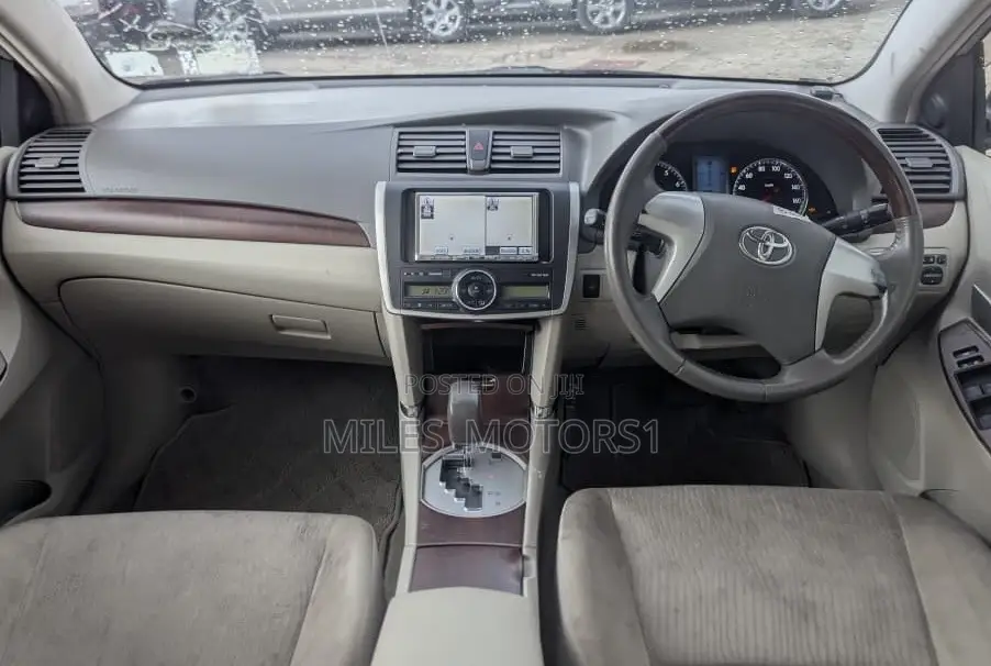 Toyota Premio 2012 Silver