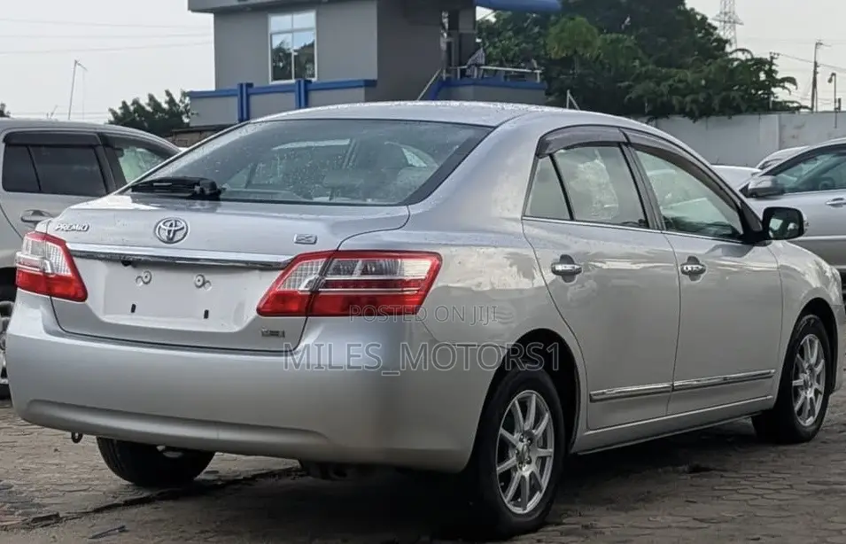 Toyota Premio 2012 Silver