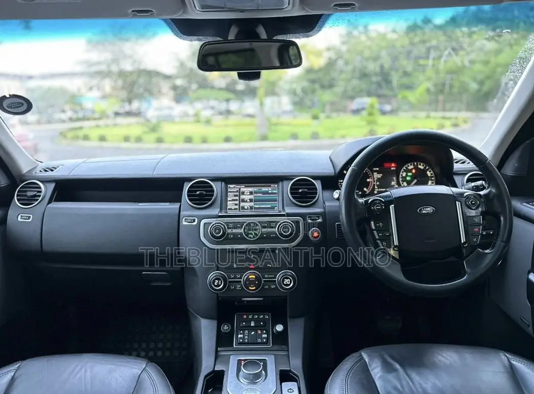 Land Rover Discovery 2015 White