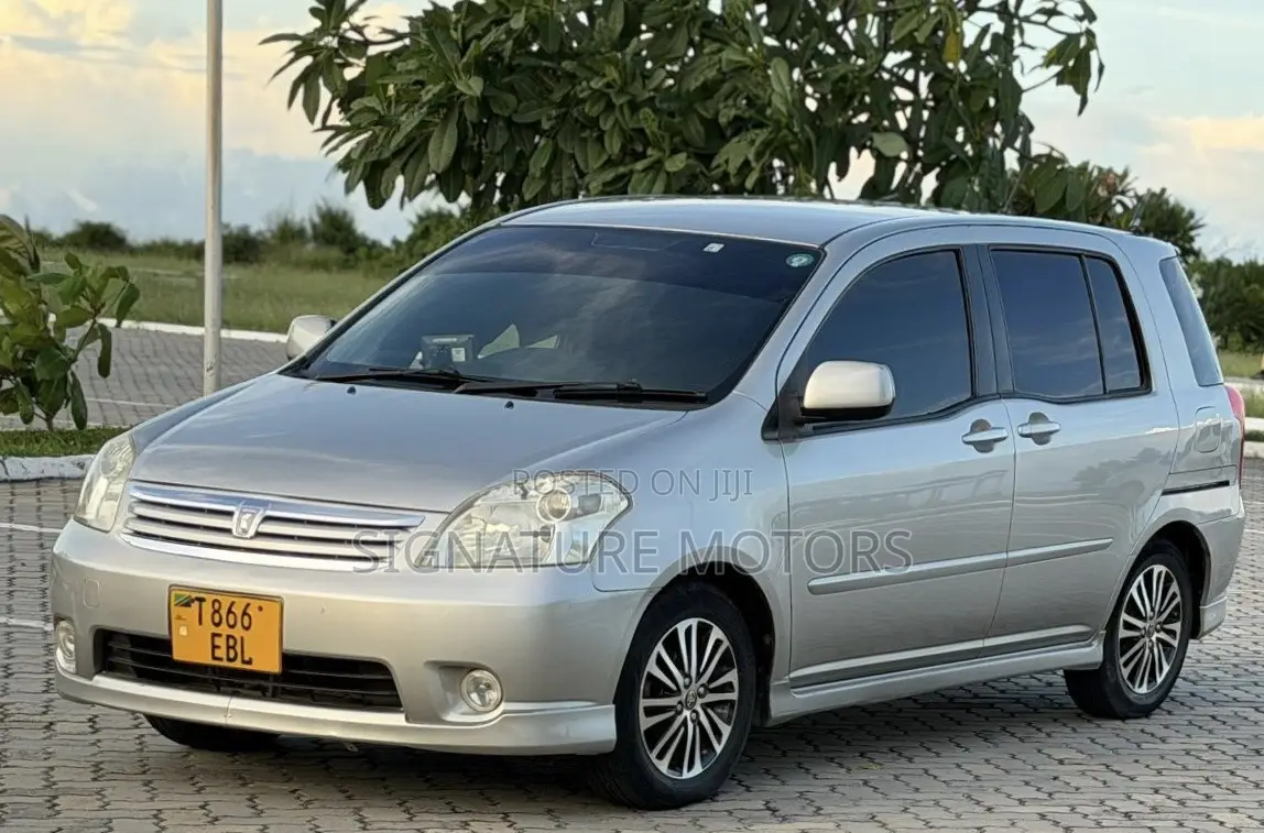 Toyota Raum 1.5 FWD 2004 Silver