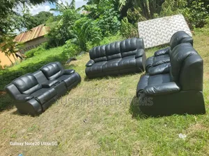 Recliner Nyeusi // 3:2:1:1 // in Fiber // in Spring //