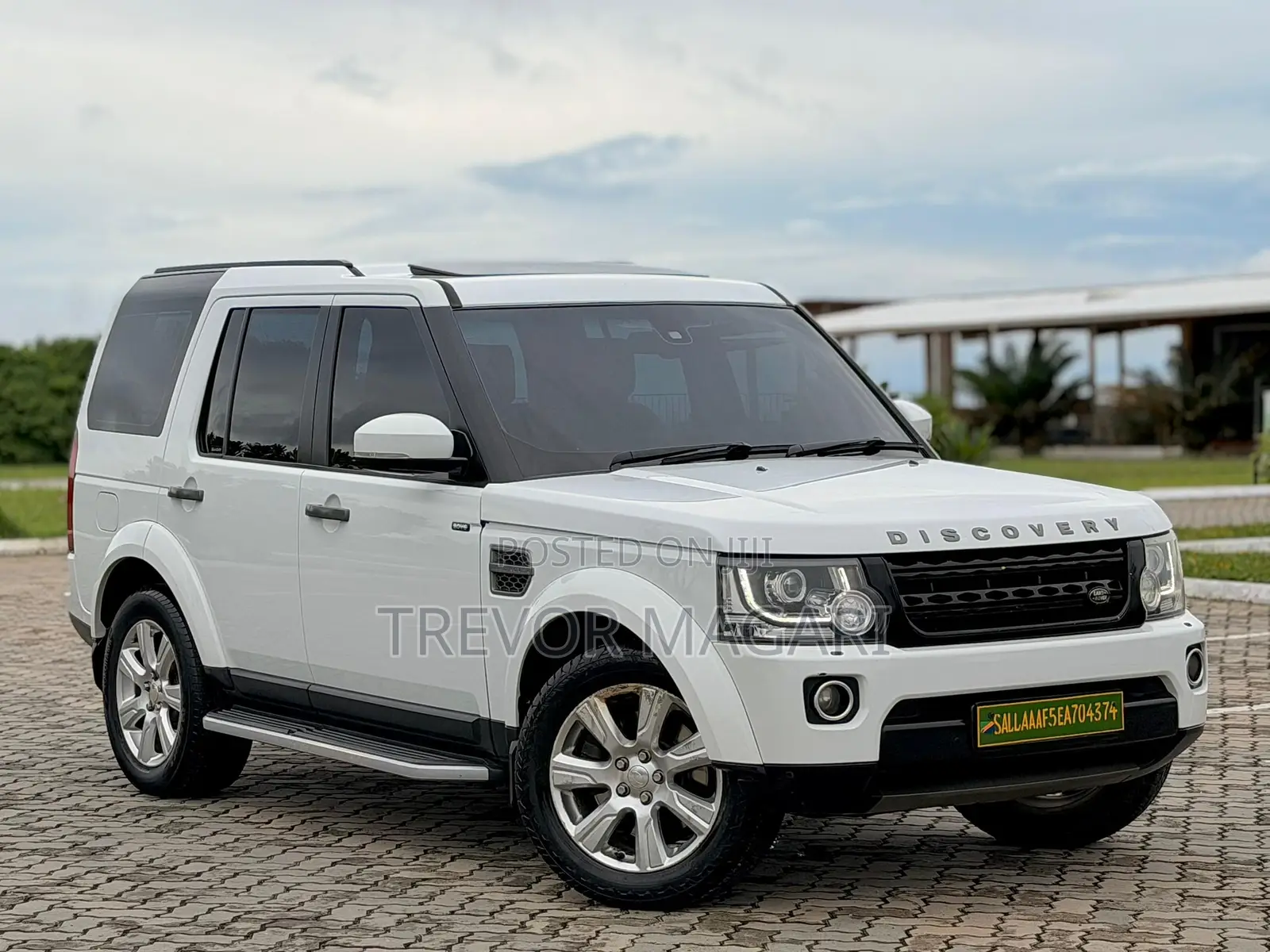 Land Rover Discovery 2014 White