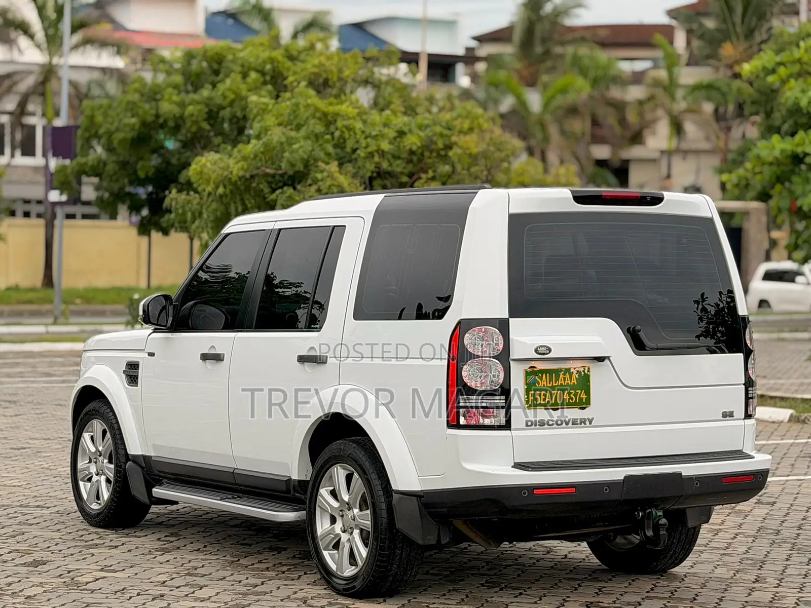 Land Rover Discovery 2014 White