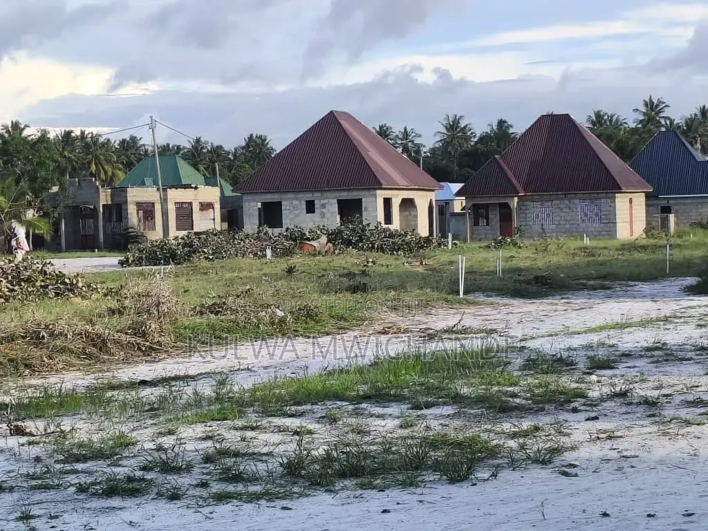 Kiwanja Kinauzwa Dege Magorofani