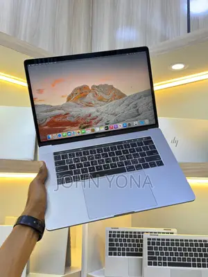New Laptop Apple MacBook Pro 2017 16GB Intel Core i7 SSD 512GB