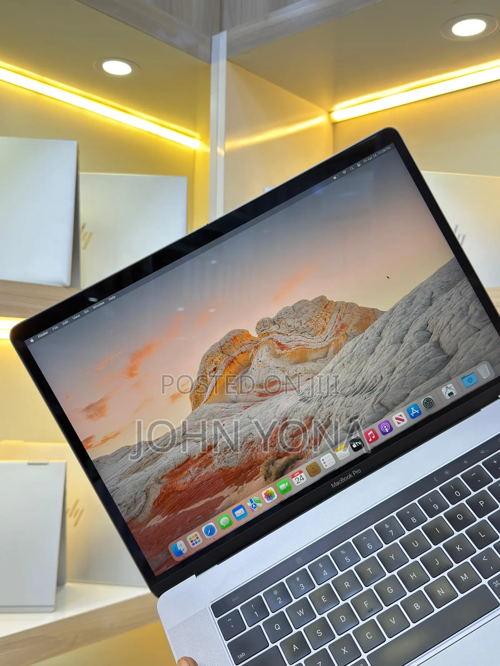 New Laptop Apple MacBook Pro 2017 16GB Intel Core i7 SSD 512GB