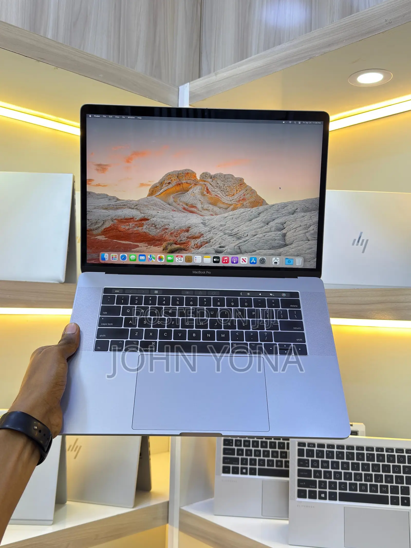 New Laptop Apple MacBook Pro 2017 16GB Intel Core i7 SSD 512GB