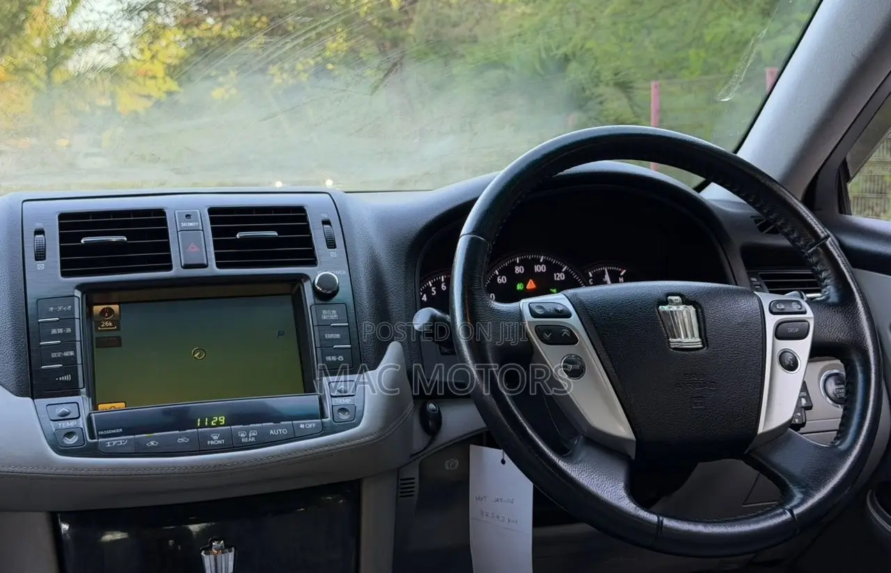 Toyota Crown 2010 Silver