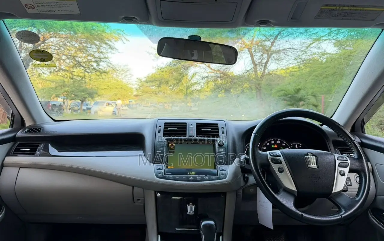 Toyota Crown 2010 Silver