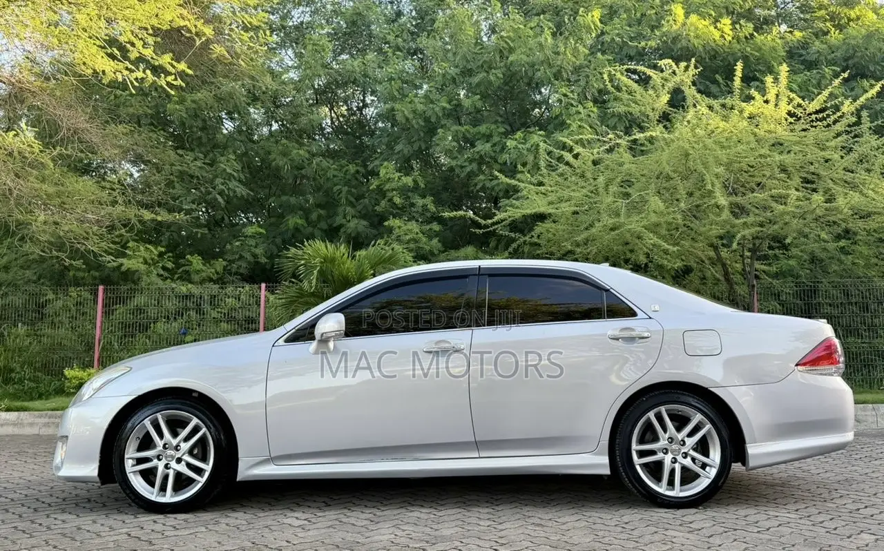 Toyota Crown 2010 Silver
