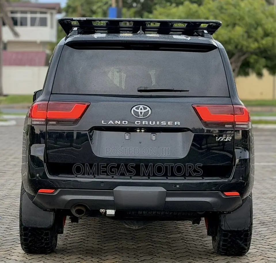 Toyota Land Cruiser LC300 2024 Black