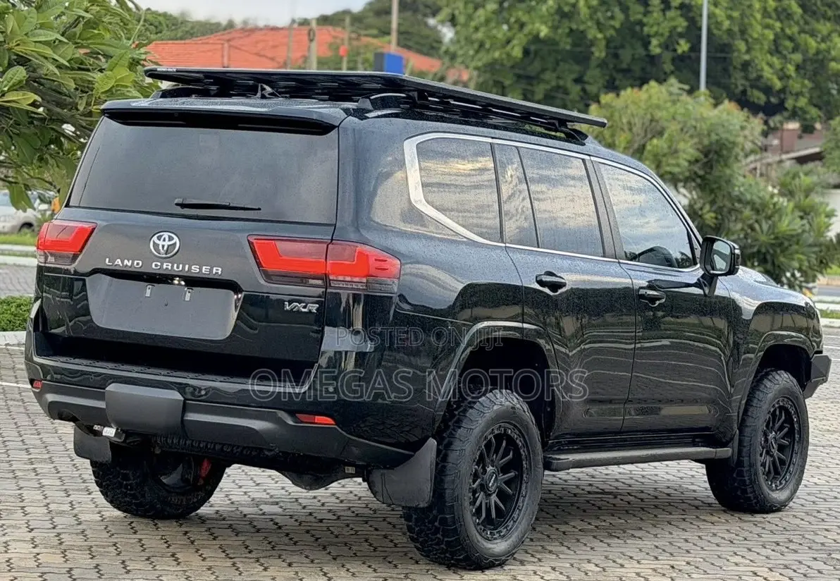 Toyota Land Cruiser LC300 2024 Black