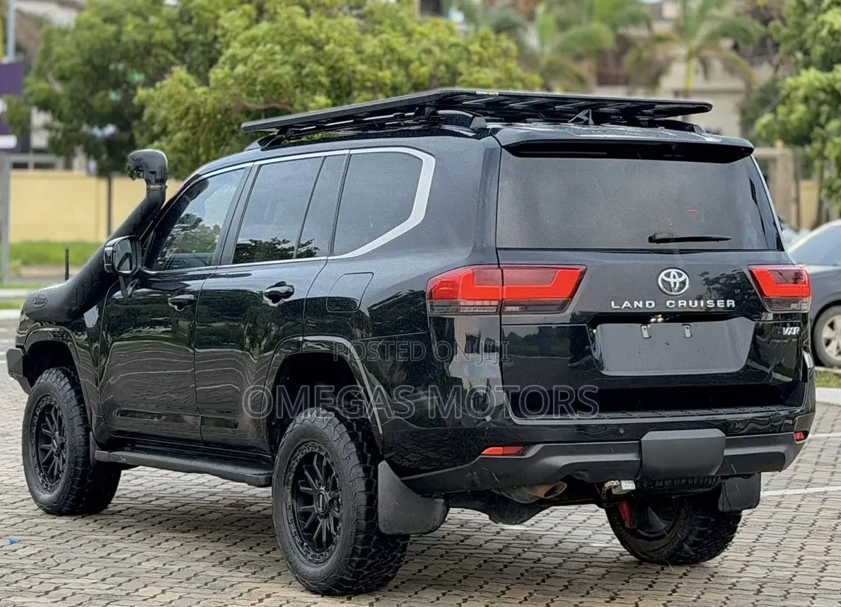 Toyota Land Cruiser LC300 2024 Black