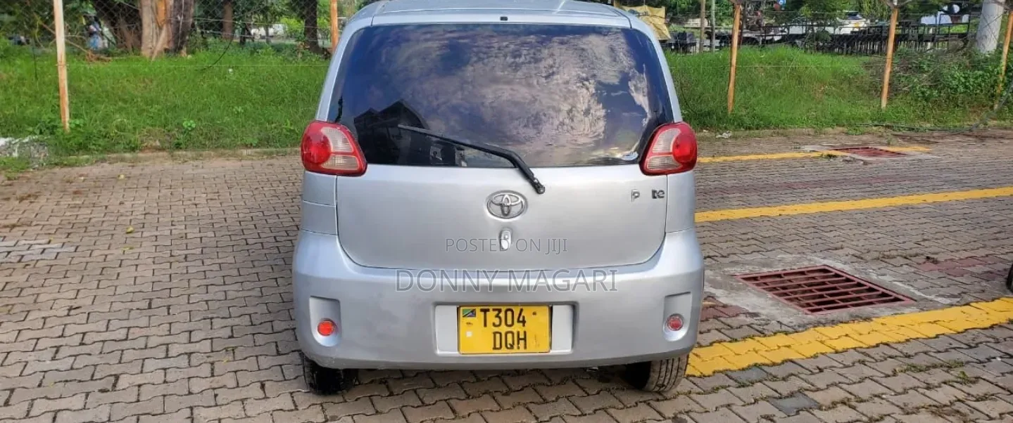 Toyota Porte 2004 Silver