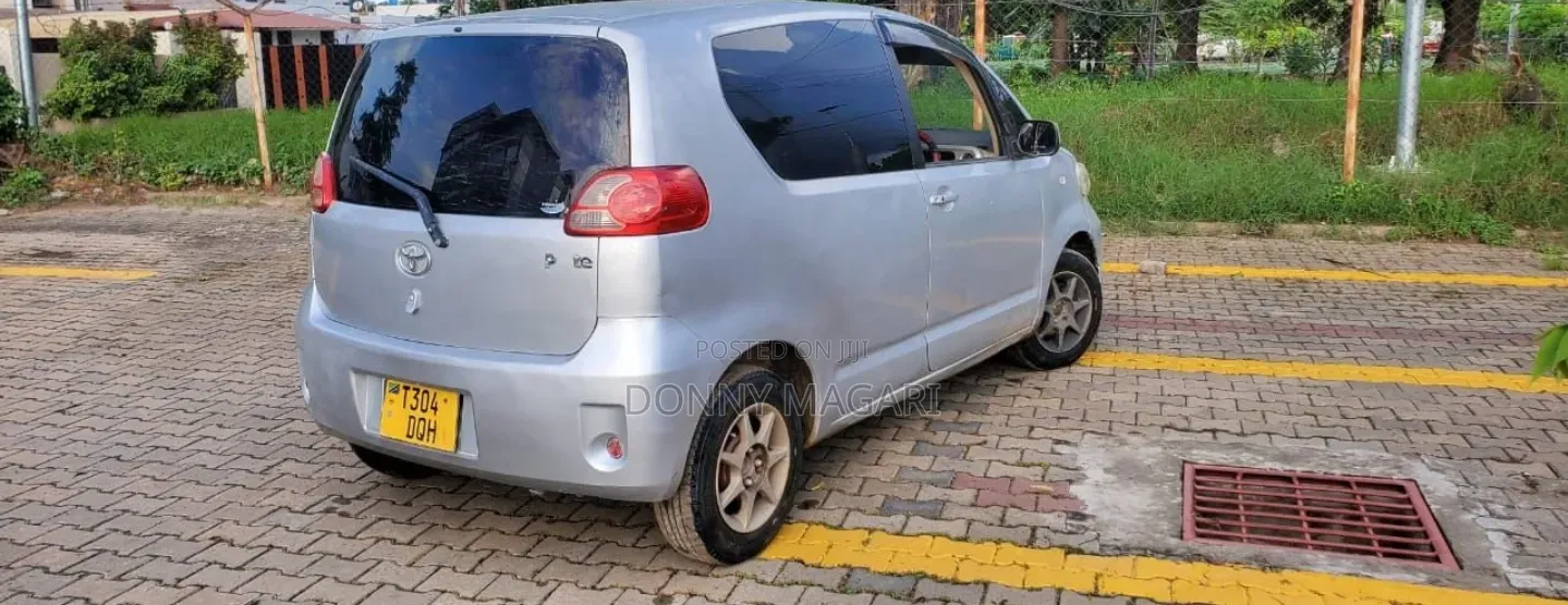 Toyota Porte 2004 Silver