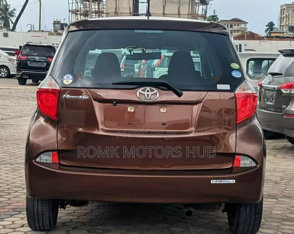 Toyota IST 2012 Maroon