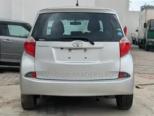 Toyota Ractis 1.5 AWD 2012 Silver